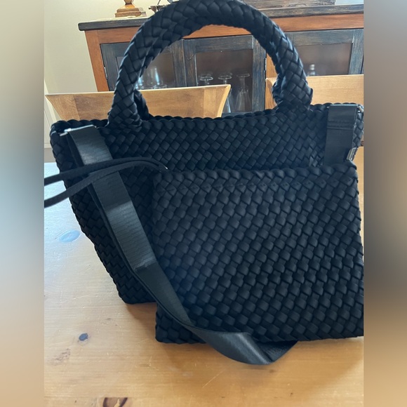 Neoprene woven black totebag with crossbody strap and zippered pouch - Picture 3 of 7